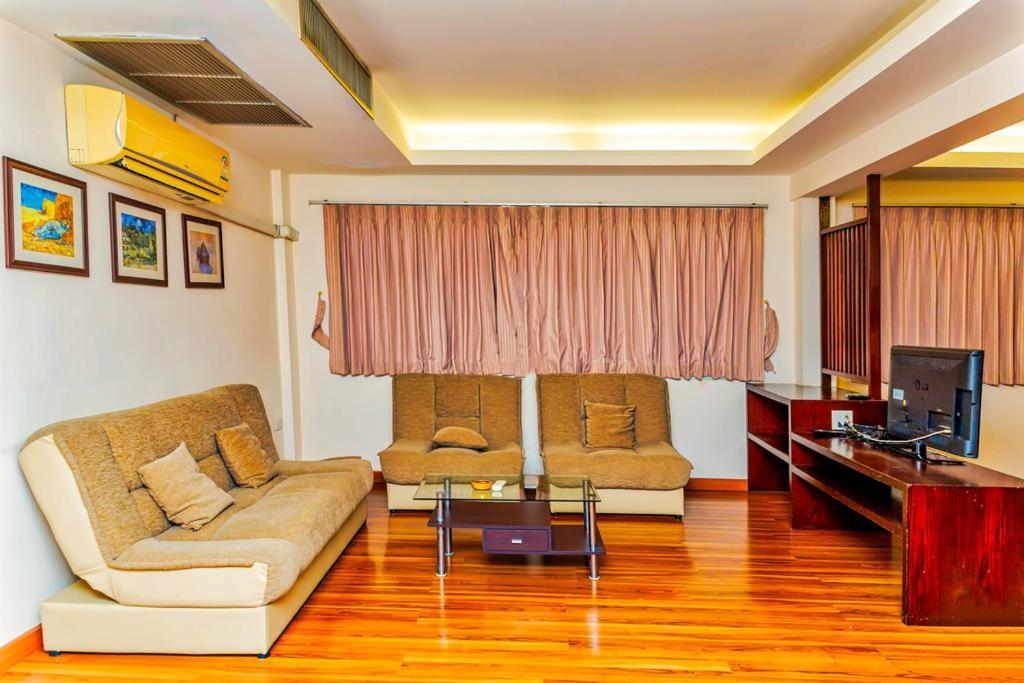 Jolly Guesthouse & Restaurant Pattaya Exterior photo
