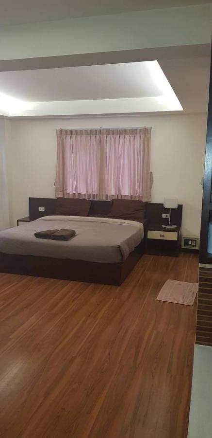 Jolly Guesthouse & Restaurant Pattaya Exterior photo