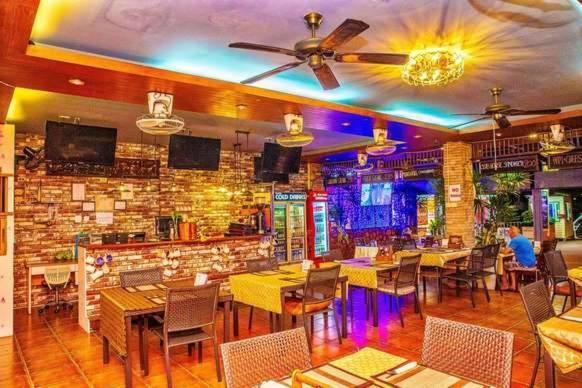 Jolly Guesthouse & Restaurant Pattaya Exterior photo
