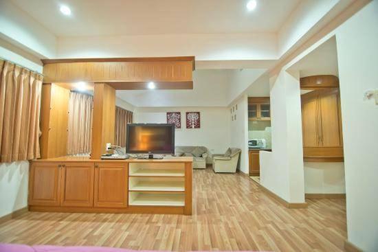 Jolly Guesthouse & Restaurant Pattaya Exterior photo