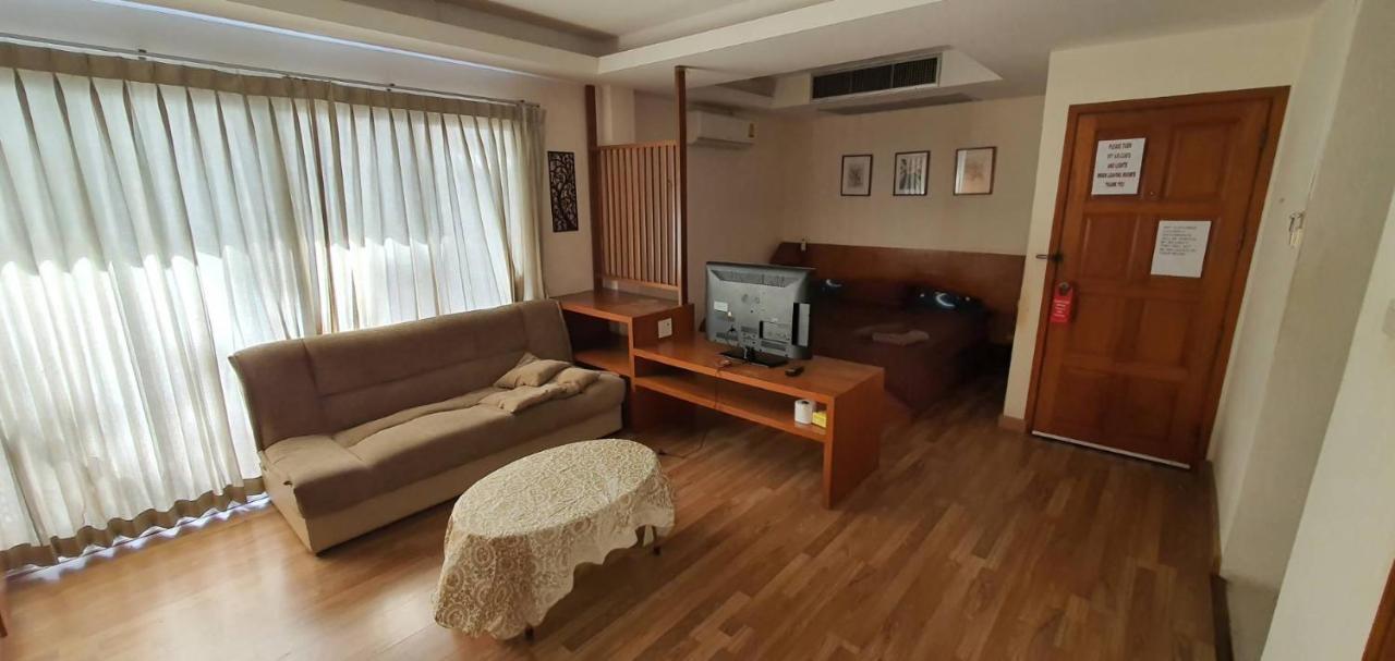 Jolly Guesthouse & Restaurant Pattaya Exterior photo